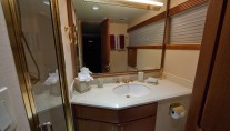 Yacht LOOSE ENDS -  Twin Bathroom